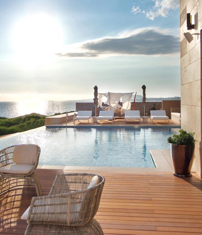 The Romanos Resort Costa Navarino Griechenland Pool Blick