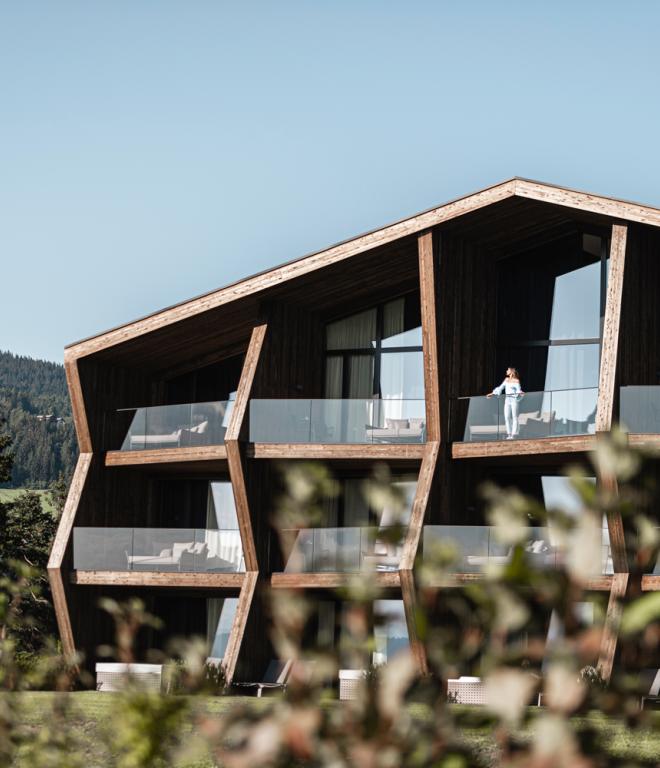 Blick auf Gebäude des AEON Hotels in Südtirol