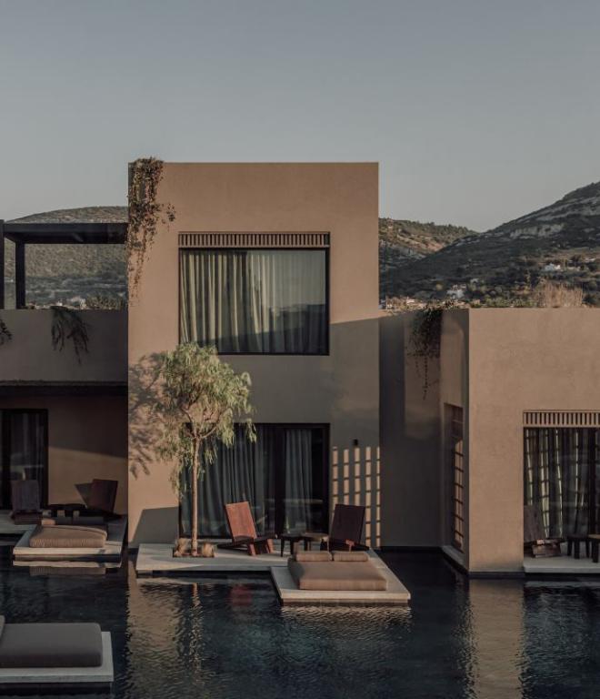 Blick auf Pool des Hotels Casa Cook Samos mit typische griechischen Häusern im Hintergrund