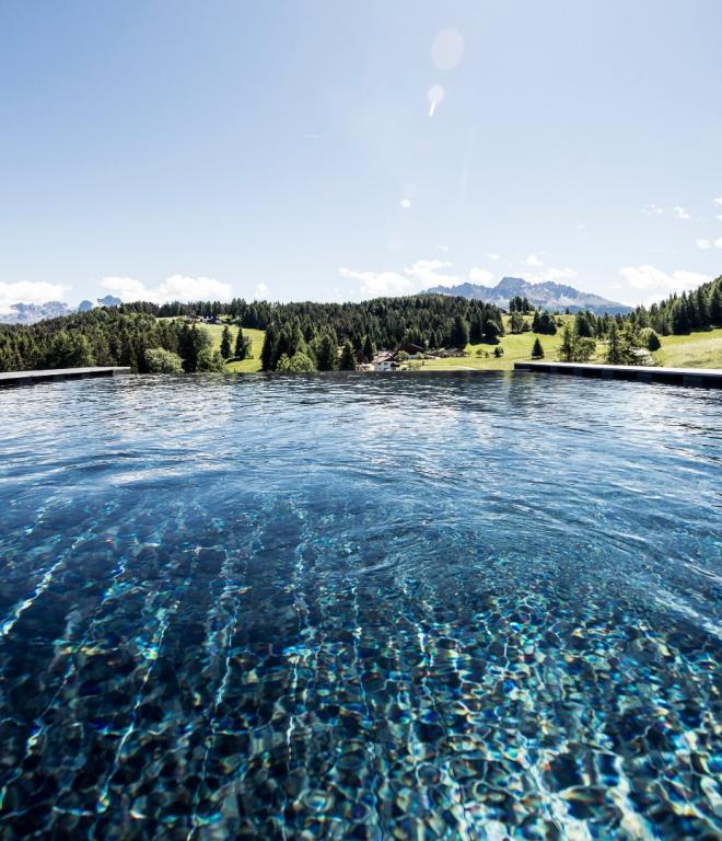 Hotel Pfoesl Suedtirol Italien Wellness Natur Spa Dolomiten Infinity Pool Aussicht