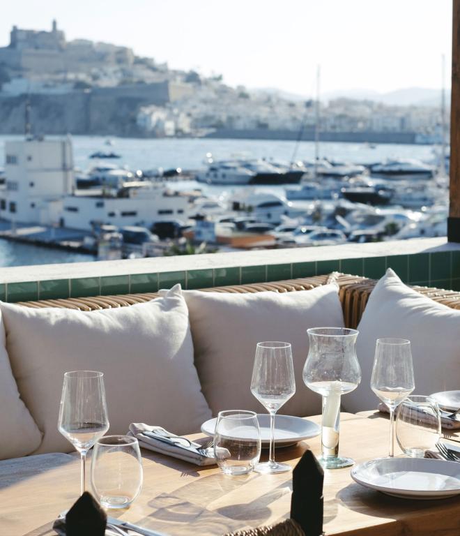 Mikasa Boutiquehotel in Eivissa Blick auf Dalt Vila Rooftopbar